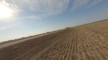 Yel değirmeninin yanındaki yolda yürüyen inşaatçılar