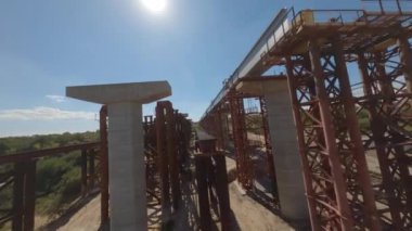 Nehir kenarındaki işçilerle tamamlanmamış köprü