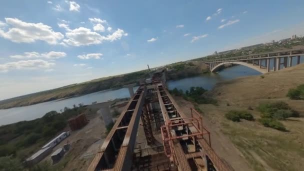 川の岸に未完成の橋 — ストック動画
