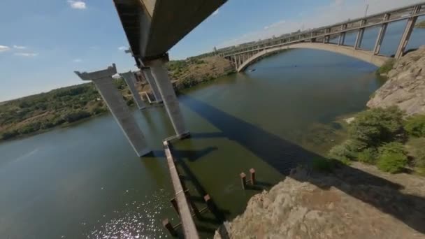 Stützen der unfertigen Brücke im Wasser — Stockvideo