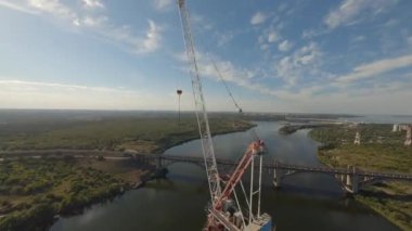 Crane nehrin bitmemiş köprüsünün yanında