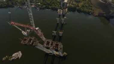 Crane nehrin bitmemiş köprüsünün yanında