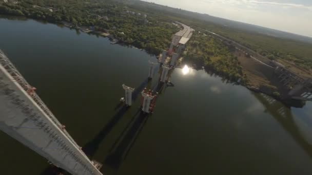 水の中に未完成の橋のサポート — ストック動画