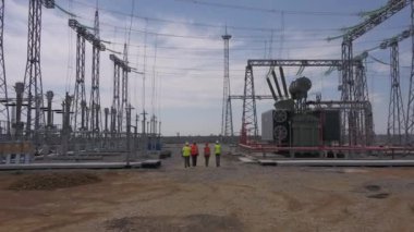 Elektrik santralinde elektrik direkleri ve jeneratörleri