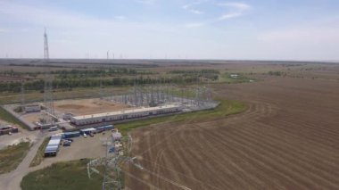 Modern elektrik santralinde yürüyen işçiler