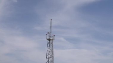 Metal kule bulutlu gökyüzüne karşı