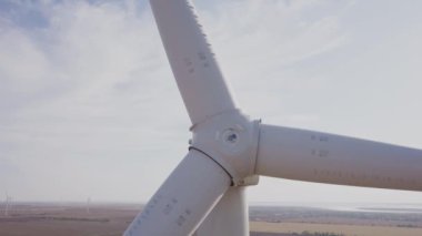 Bulutlu gökyüzüne karşı rüzgar türbini