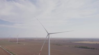 Kırsal alanda rüzgar türbini