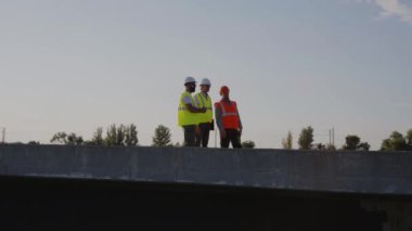 Müteahhitler tamamlanmamış köprüde konuşuyor