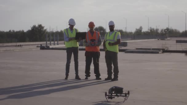 Bouwvakkers lanceren drone op bouwplaats — Stockvideo