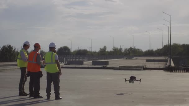 Builders launching drone on construction site — Stock Video