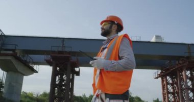 İnşaatı kontrol eden sakallı ustabaşı