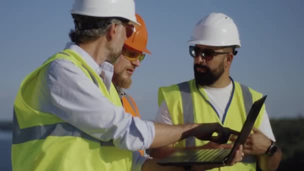 Builders using laptop on construction site — Stock video