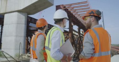 İnşaat alanını müfettişe gösteren mühendisler