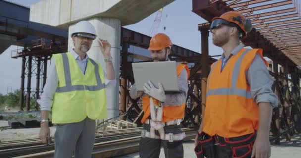 Ingénieurs masculins faisant le plan du chantier — Video