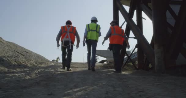 Inspektur berjalan di lokasi konstruksi jembatan — Stok Video