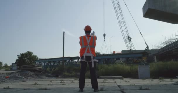 Männliche Bauunternehmer geben Aufträge auf Baustelle — Stockvideo