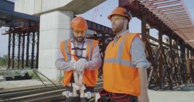 Erkek mühendisler iş sırasında verileri tartışıyor