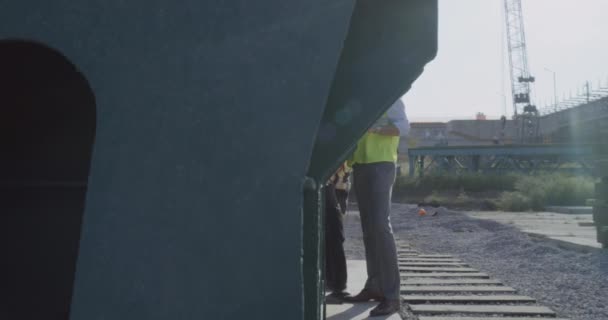 Inženýři v maskách s notebookem na staveništi — Stock video