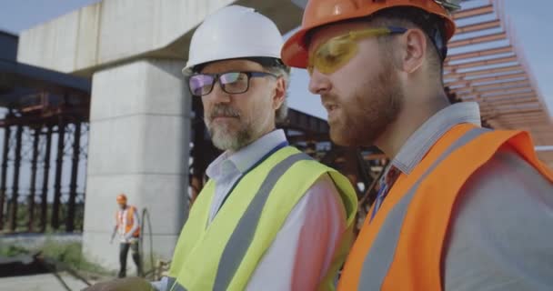 Mužští inženýři diskutující o datech během práce — Stock video
