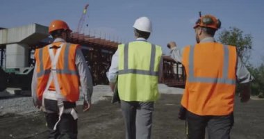 Profesyonel mühendisler tamamlanmamış köprüye doğru yürüyorlar