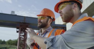 İnşaat alanında erkek müteahhitler emir veriyor.