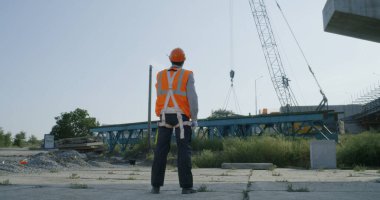 İnşaatı kontrol eden sakallı ustabaşı