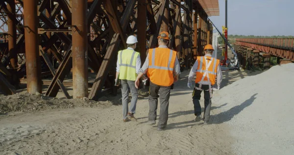 Inspectores caminando en el sitio de construcción del puente — Foto de Stock