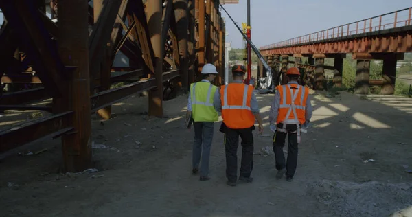 Inspectores caminando en el sitio de construcción del puente — Foto de Stock