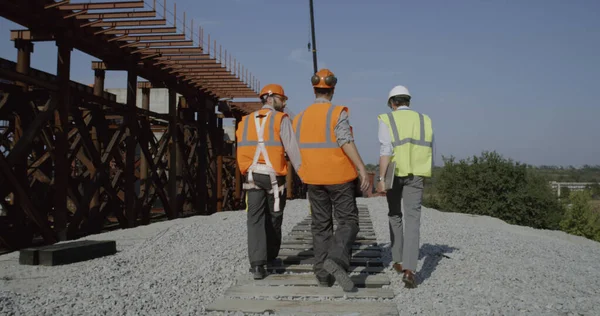 Mérnökök csapata sétál az építkezésen — Stock Fotó
