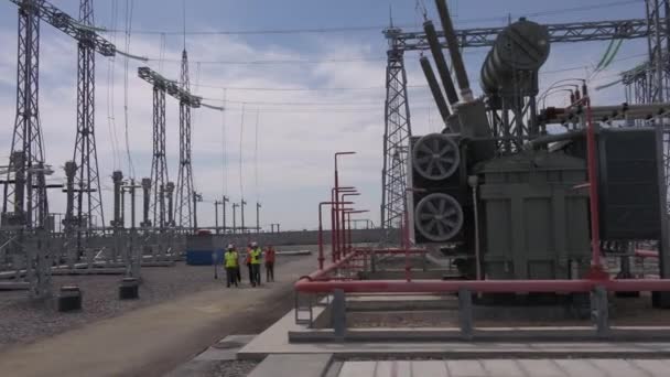発電所建設現場を確認する技術者グループ — ストック動画