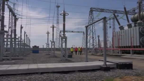 Gruppo di ingegneri che controllano il cantiere di centrali elettriche — Video Stock