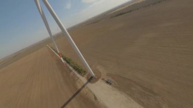 Yel değirmeni yakınlarında yürüyen işçiler