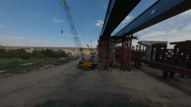 接近未建成桥梁的工业机械 — 图库视频影像
