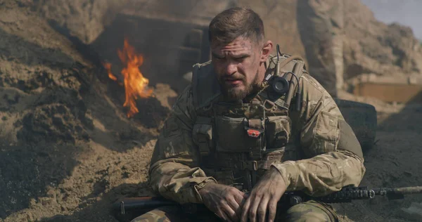 Άντρας στρατιώτης ξεκουράζεται στον πόλεμο. — Φωτογραφία Αρχείου