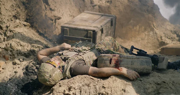 Мертвый солдат на поле боя во время войны — стоковое фото