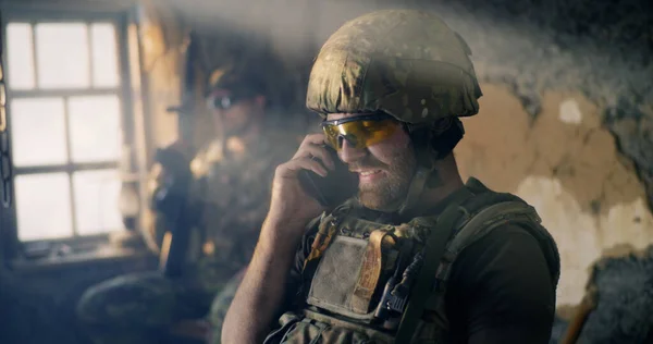 Amerikai katona beszél okostelefonon — Stock Fotó