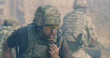 Erkek asker savaş sırasında dinleniyor.