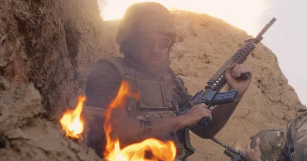 Наляканий солдат стріляє гарматою в повітрі — стокове фото