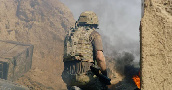 Des soldats sécurisent des vestiges de bâtiments endommagés — Photo