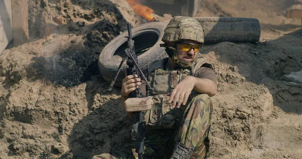Mrtvý voják na bitevním poli během války — Stock fotografie