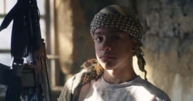 Savaş sırasında silahlı bir genç terörist.