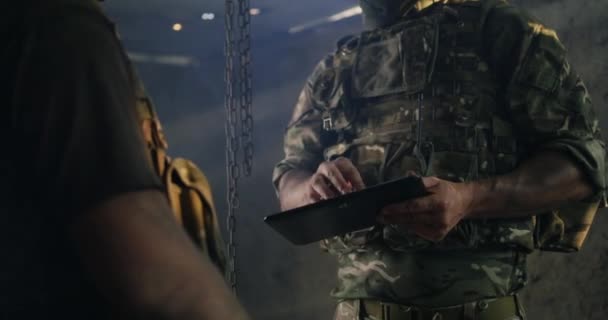Crop soldati dati di navigazione su tablet — Video Stock