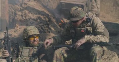 Takım arkadaşları siperden konuşuyor.