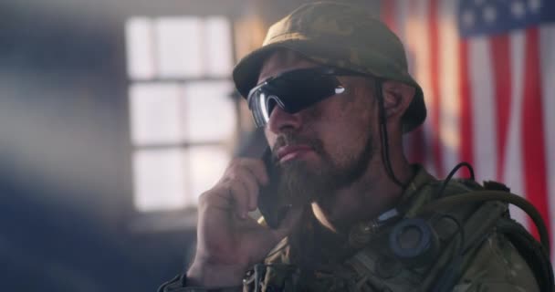 Soldado americano falando no smartphone — Vídeo de Stock