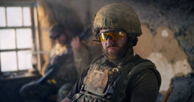 Issız binadaki kendine güvenen Amerikan askeri