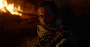 Asker gece ateşin yanında dinleniyor.