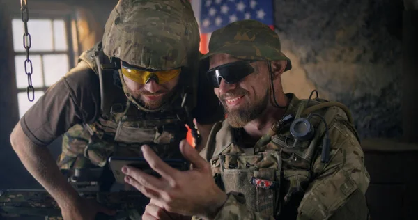 Male soldiers using smartphone together — Stock Photo, Image