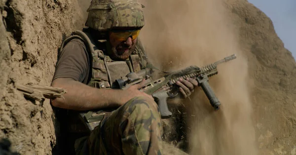 Soldado assustado disparando arma no ar — Fotografia de Stock