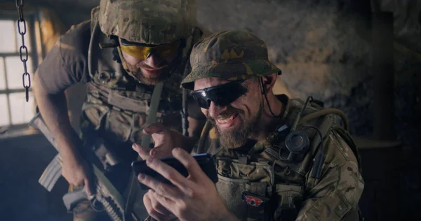 Soldats masculins utilisant un smartphone ensemble — Photo